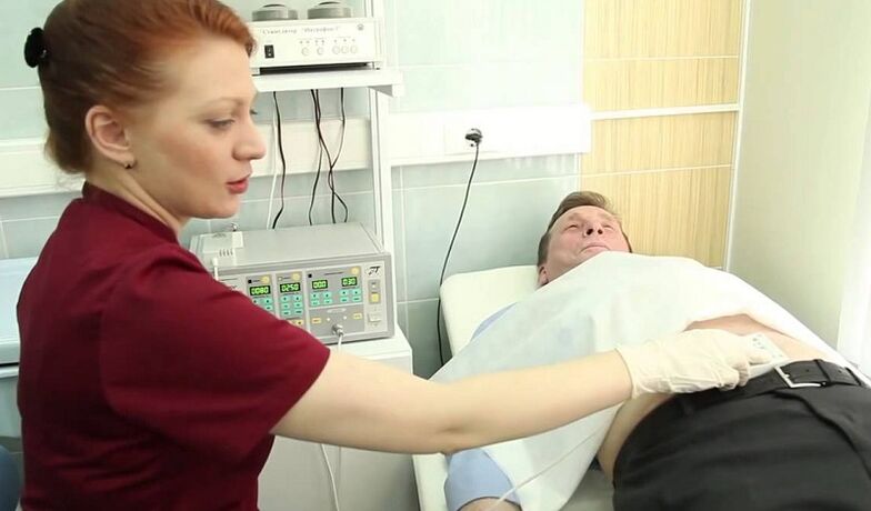 Ārsts pārbauda pacientu, lai diagnosticētu prostatītu